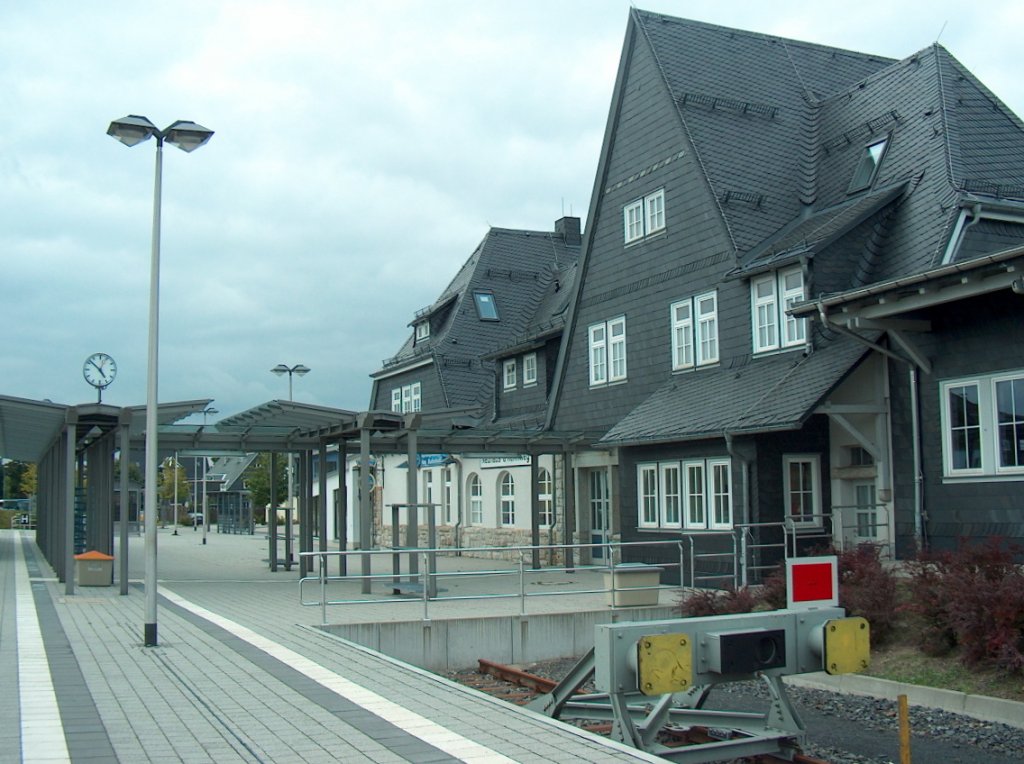Bahnhofsgebude und Bahnsteig in Neuhaus am Rennweg; 20.09.2008
