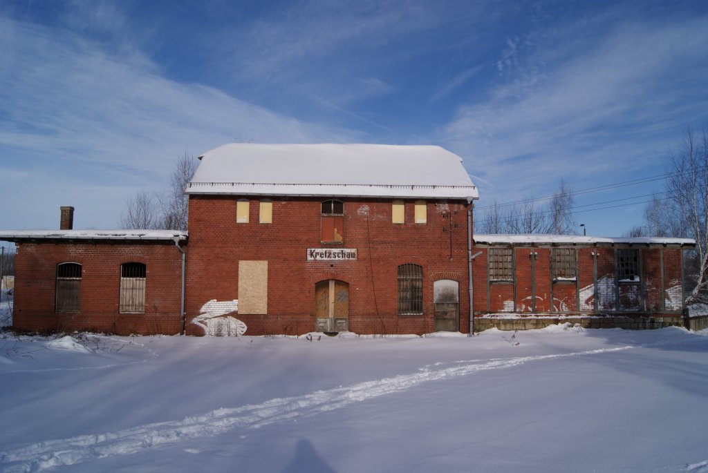 Bahnhofsgeb�ude des ehemaligen HP Kretzschau der Strecke Zeitz - Osterfeld ( ehemals KBS 589 ) von der Stra�enseite aus gesehen,am 10.12.2010 