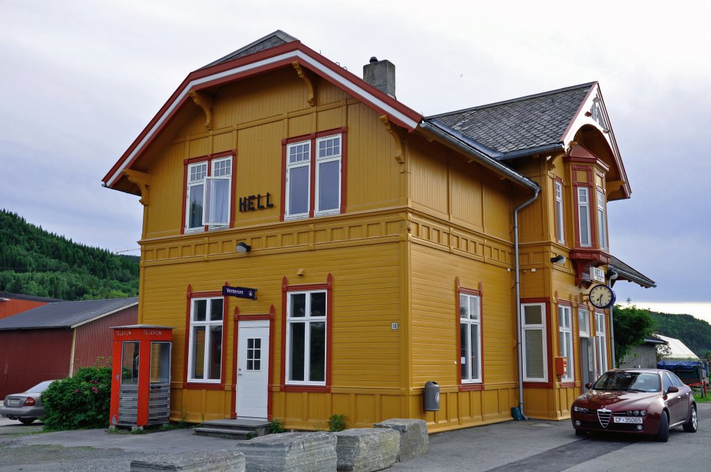 Bahnhofsgebude von Hell (Norwegen) ca. 32 km stlich von Trondheim. Aufnahme vom 02.07.2010.
