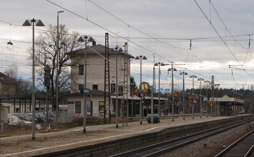 Bahnhofsgebude mit Bahnsteig 2 und 3 in Grafing Bahnhof; 15.01.2011