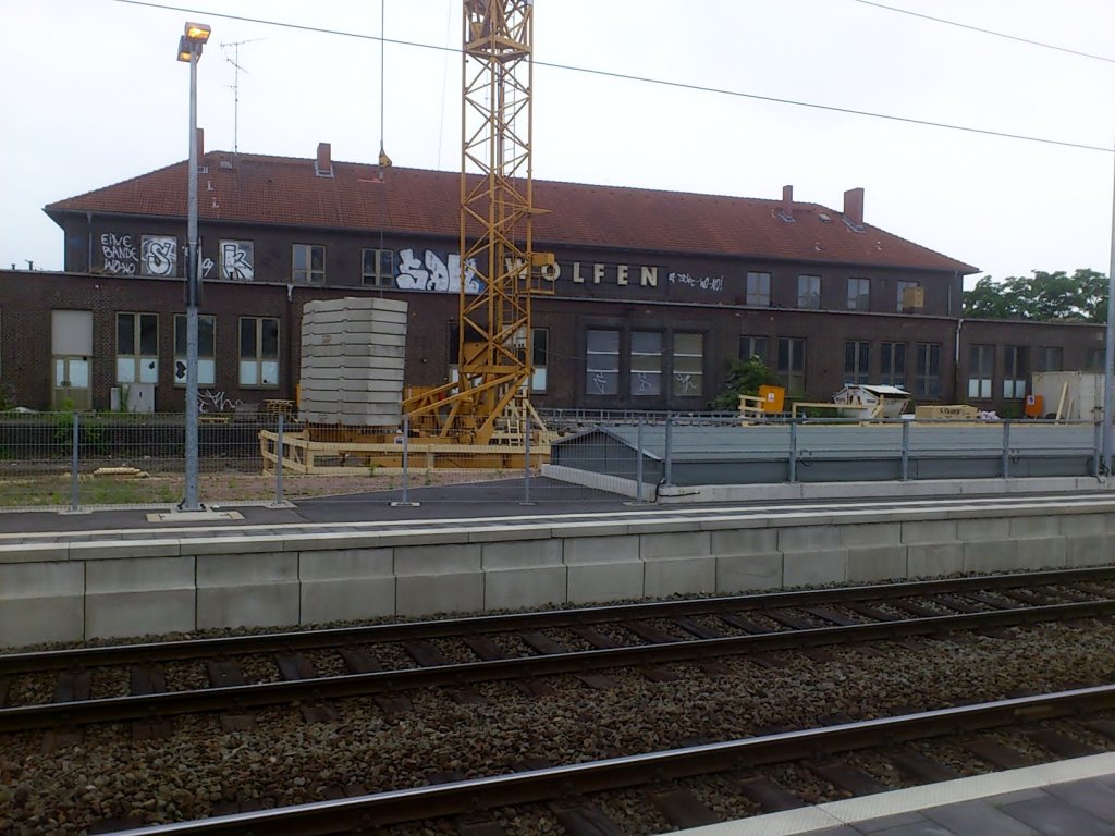 Bahnhofsgebude im Ortsteil Wolfen. Da eine Nachnutzung endgltig gescheitert ist, wird das schon seit Jahren nicht mehr genutzte Gebude in Krze abgerissen.