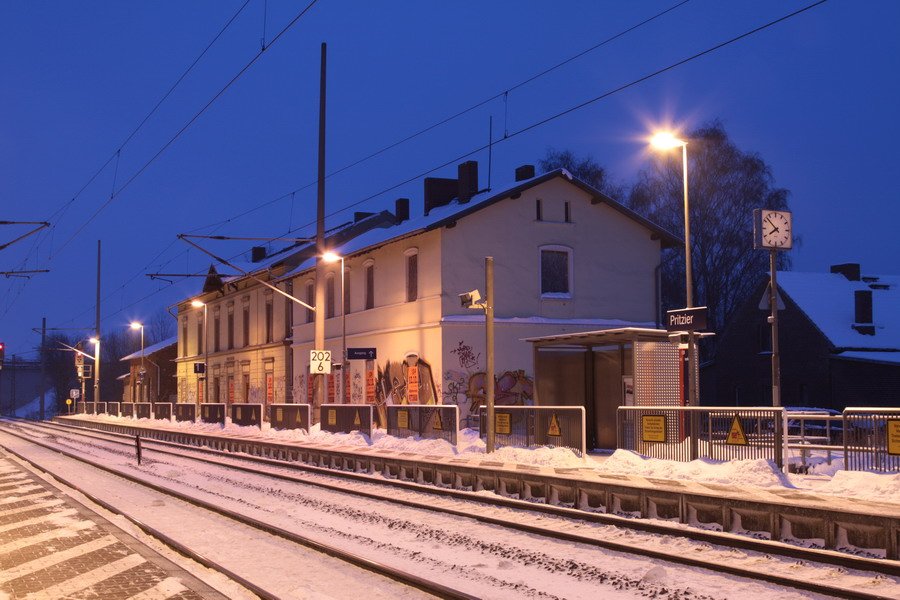 Bahnhofsgebude von Pritzier im Morgengrauen. 12.01.2010 