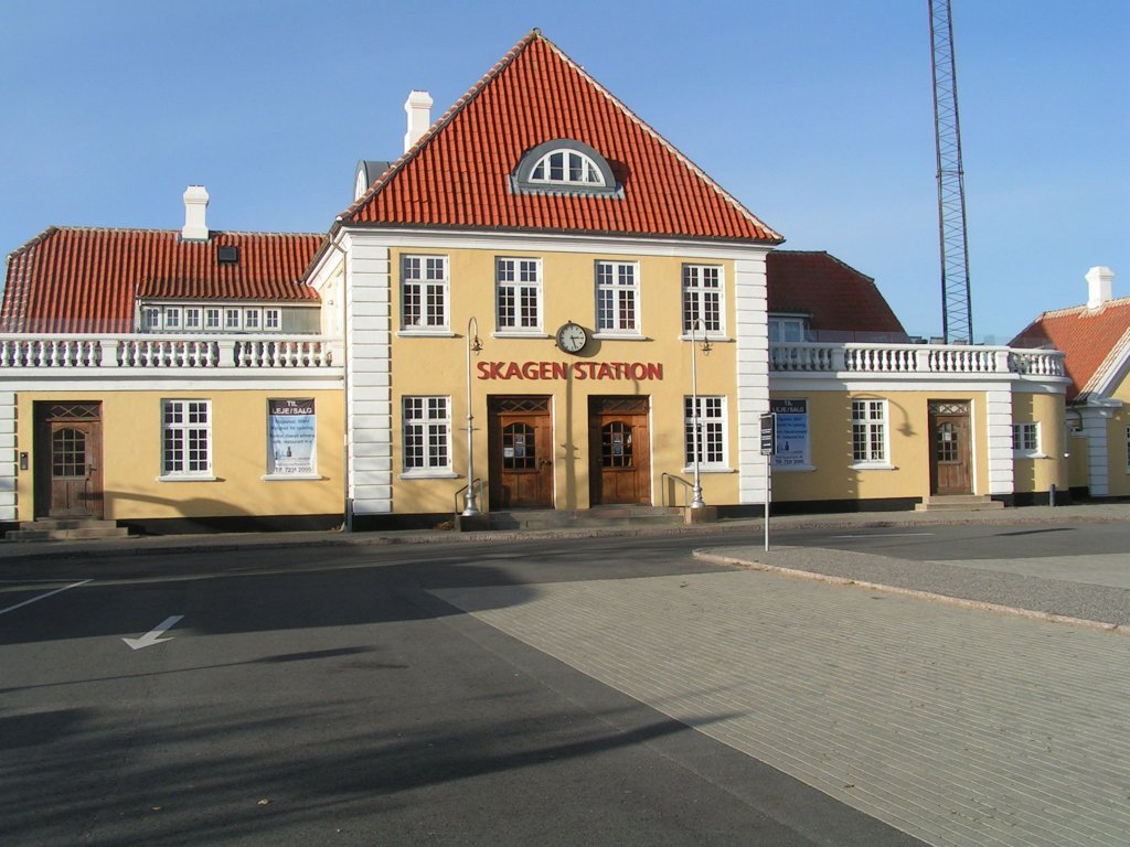 Bahnhofsgebude in Skagen an der Nordspitze Dnemarks in der Oktobersonne. 28.10.2012.