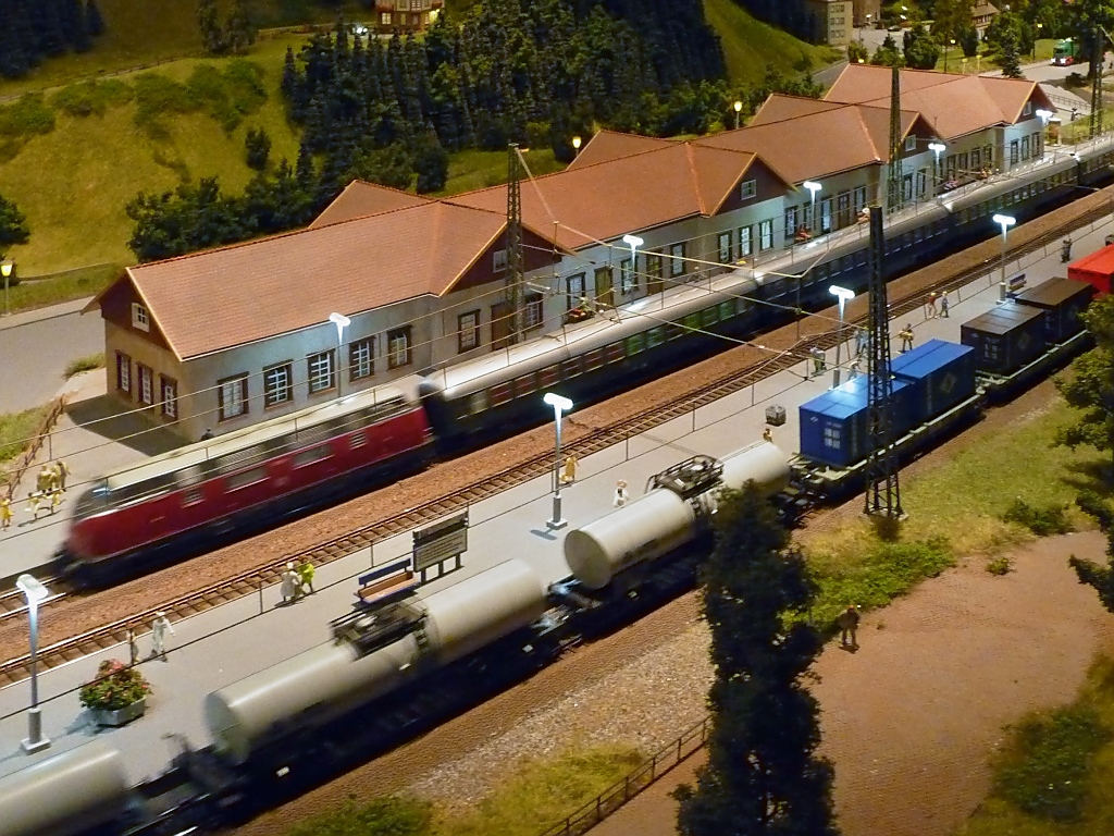 Bahnhofsgebude Triberg auf der Schwarzwald-Modellbahn, 3.10.11 