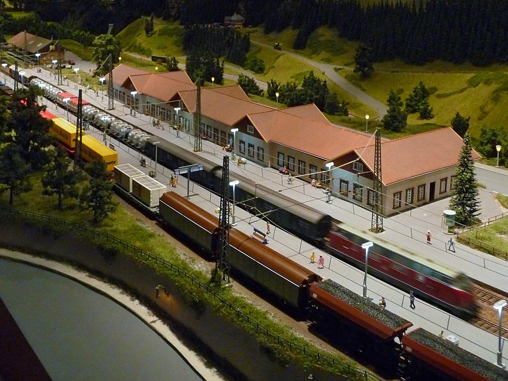 Bahnhofsgebude Triberg auf der Schwarzwald-Modellbahn, 3.10.11 