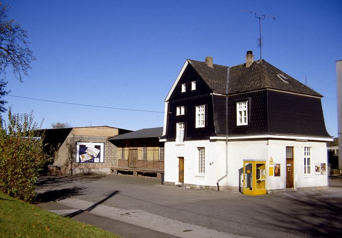 Bahnhofsgebude Lendringsen von der Straenseite im Mrz 1989.