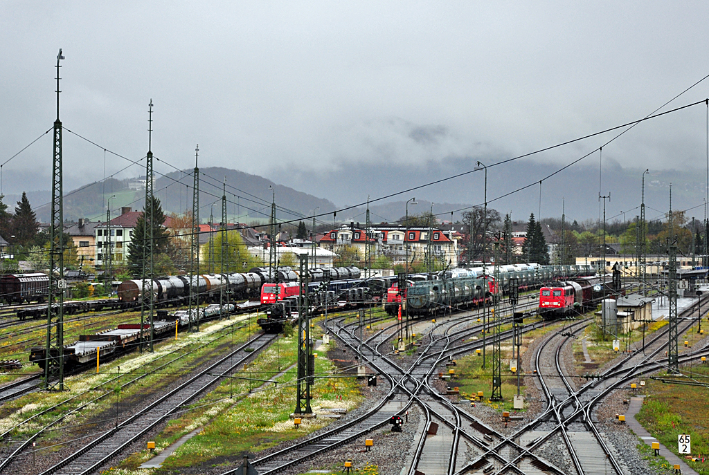 Bahnhofsgel�nde in Freilassing, bei Sauwetter (Dauerregen und wolkenverhangenen Bergen) - 23.04.2012