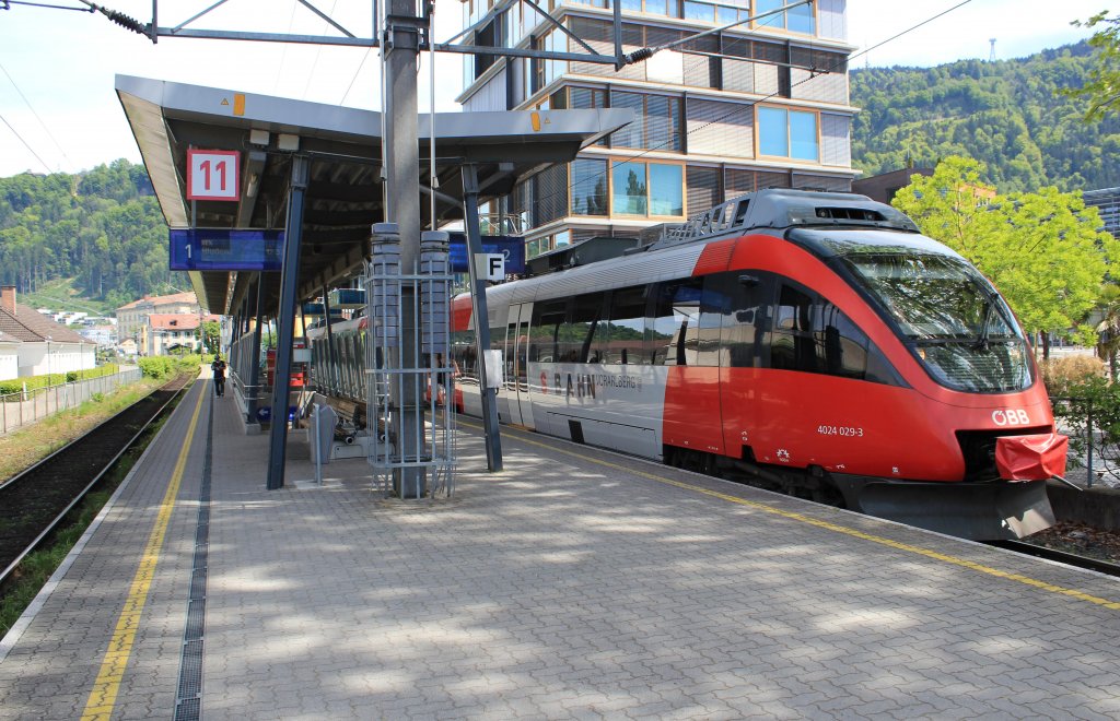 Bahnhofsgeschehen im Bahnhof Bregenz Hafen mittags im Mai 2012