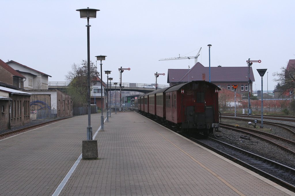 Bahnhofsidylle am tr�ben Morgen des 06.04.2012. Noch herrscht Ruhe am Bahnsteig im Bahnhof Nordhausen-Nord.