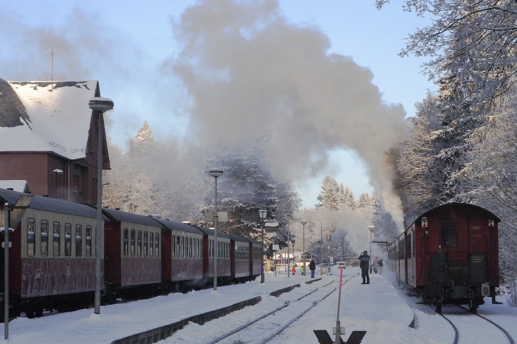 Bahnhofsimpression aus Drei Annen Hohne, aufgenommen am 25.01.2013. Links steht P8937 mit Fahrziel Brocken, rechts P8904 aus Eisfelder Talmhle zur Weiterfahrt nach Wernigerode.