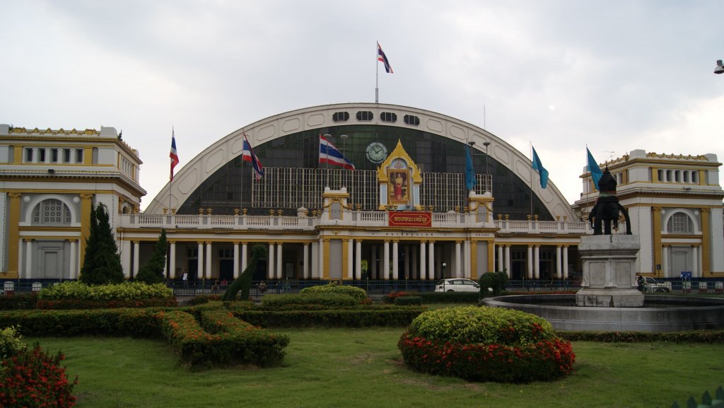 Bahnhofsportal des Hauptbahnhofes Hua Lamphong in Bangkok am 09.11.2009