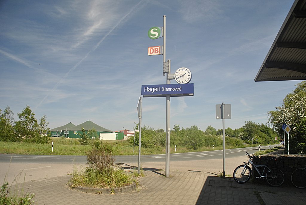 Bahnhofsschild am S-Bahnstation Hagen/Hannover, am 09.05.2011.