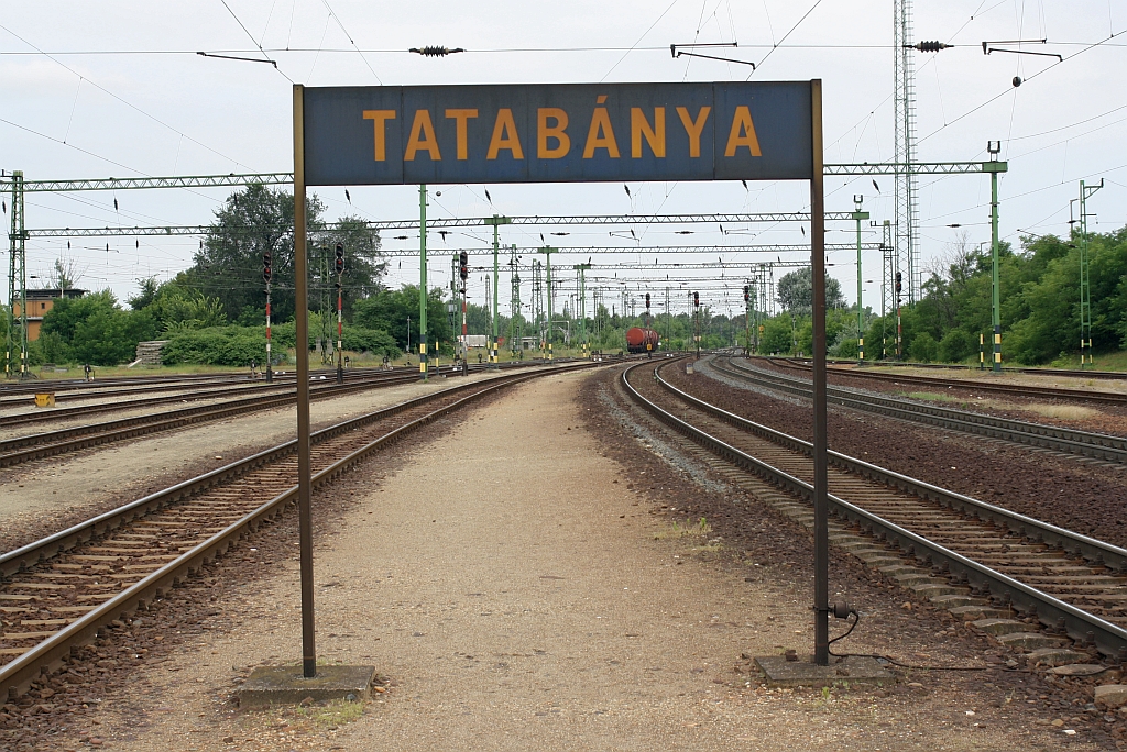 Bahnhofsschild Blickrichtung Gyr im MAV Bf. Tatabanya, aufgenommen am 19.Juli 2010 vom Bahnsteigende.