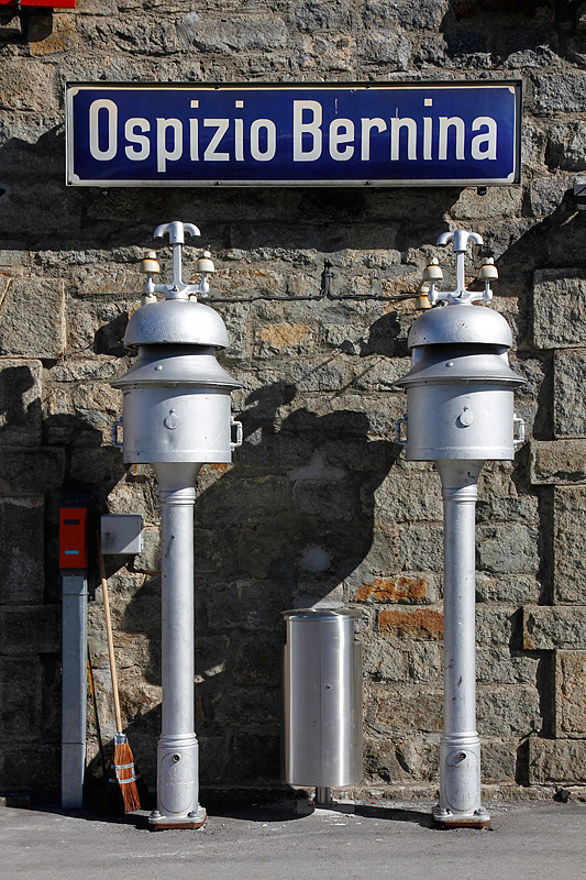 Bahnhofstafel und Glocken im Bahnhof Bernina-Hospiz, 15. Okt. 2010, 12:59