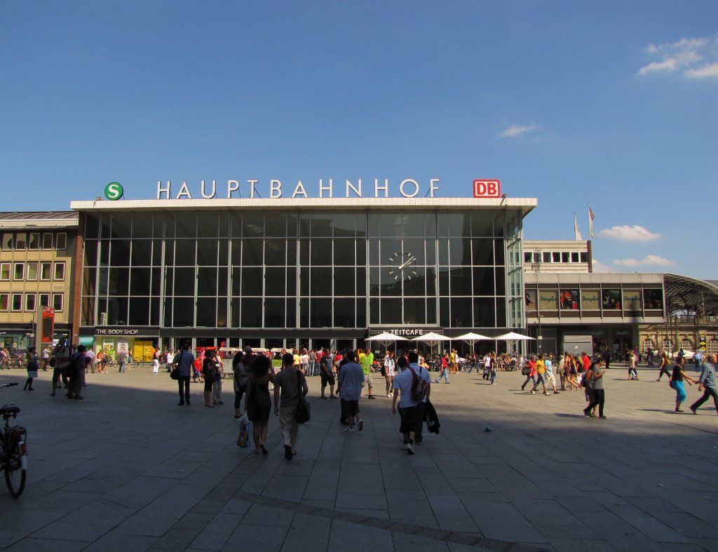 Bahnhofsvorplatz und Bahnhofshalle in Kln; 21.08.2010