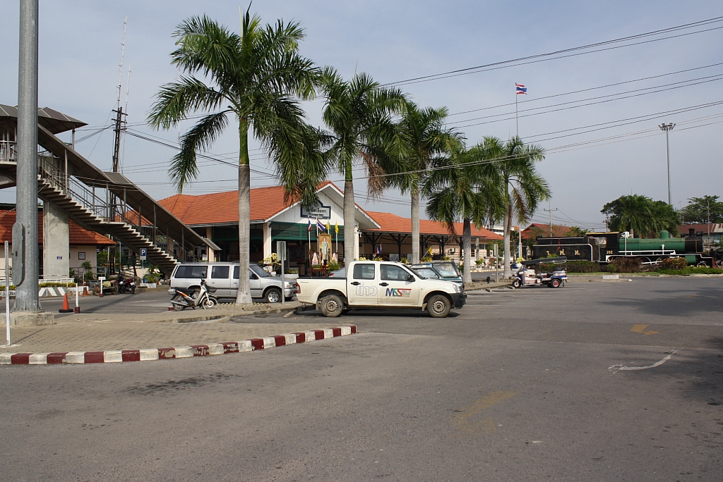 Bahnhofsvorplatz des Bf. Chachoengsao Junction am 04.Dezember 2010.
