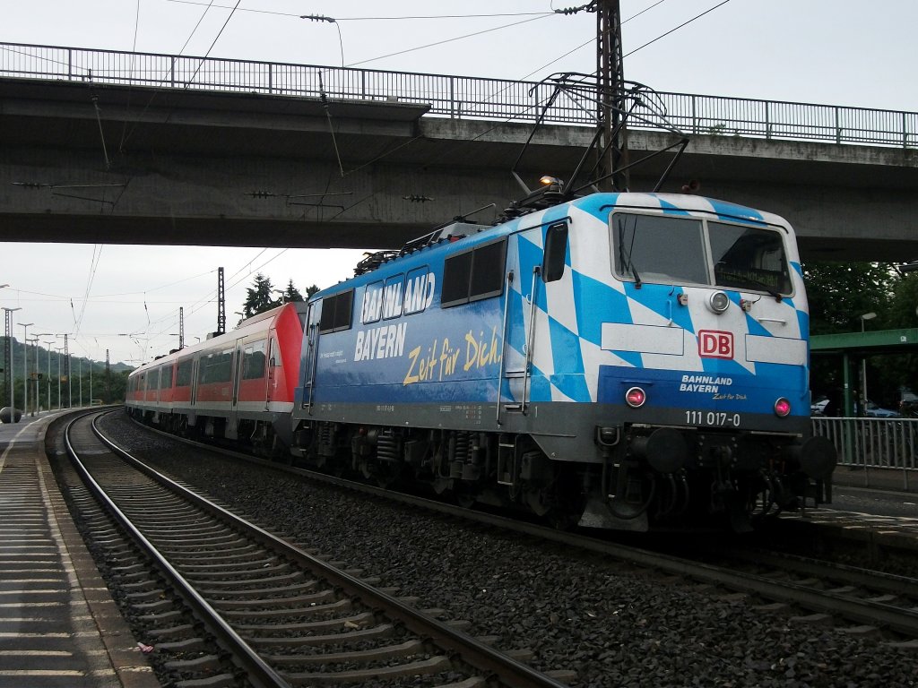 Bahnland Bayern im Maintal! 111 017 verl�sst am 1.Juni 2011 mit einem RE nach Frankfurt(M) den Bahnhof Retzbach-Zellingen.