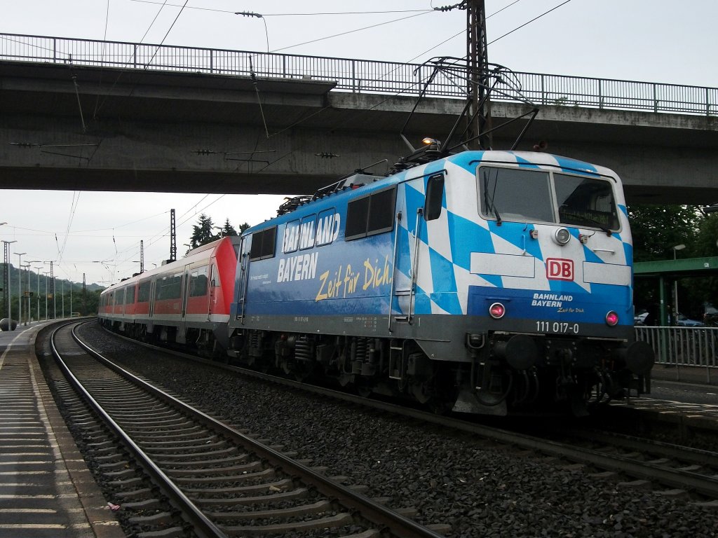 Bahnland Bayern im Maintal! 111 017 verlsst am 1.Juni 2011 mit einem RE nach Frankfurt(M) den Bahnhof Retzbach-Zellingen.