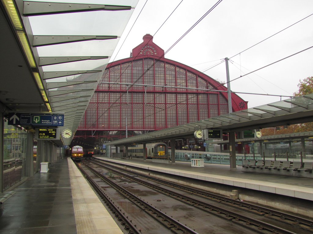 Bahnsteig 1 und 2 in Antwerpen Centraal; 23.11.2011