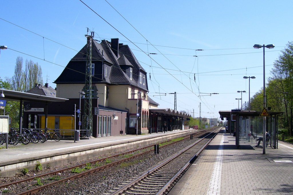 Bahnsteig 1 und 2 mit dem Bahnhofsgebude in Hofheim (Ts); 08.04.2011