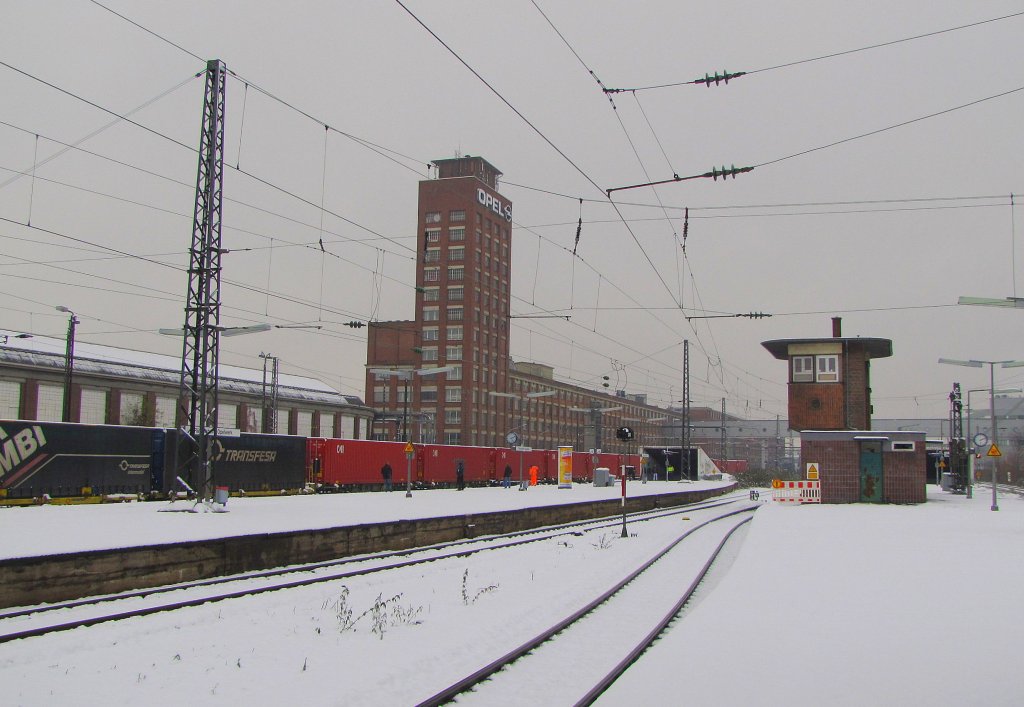 Bahnsteig 1 und 2 in Rsselsheim Opelwerke. Im Hintergrund das Opel Werk; 20.12.2011