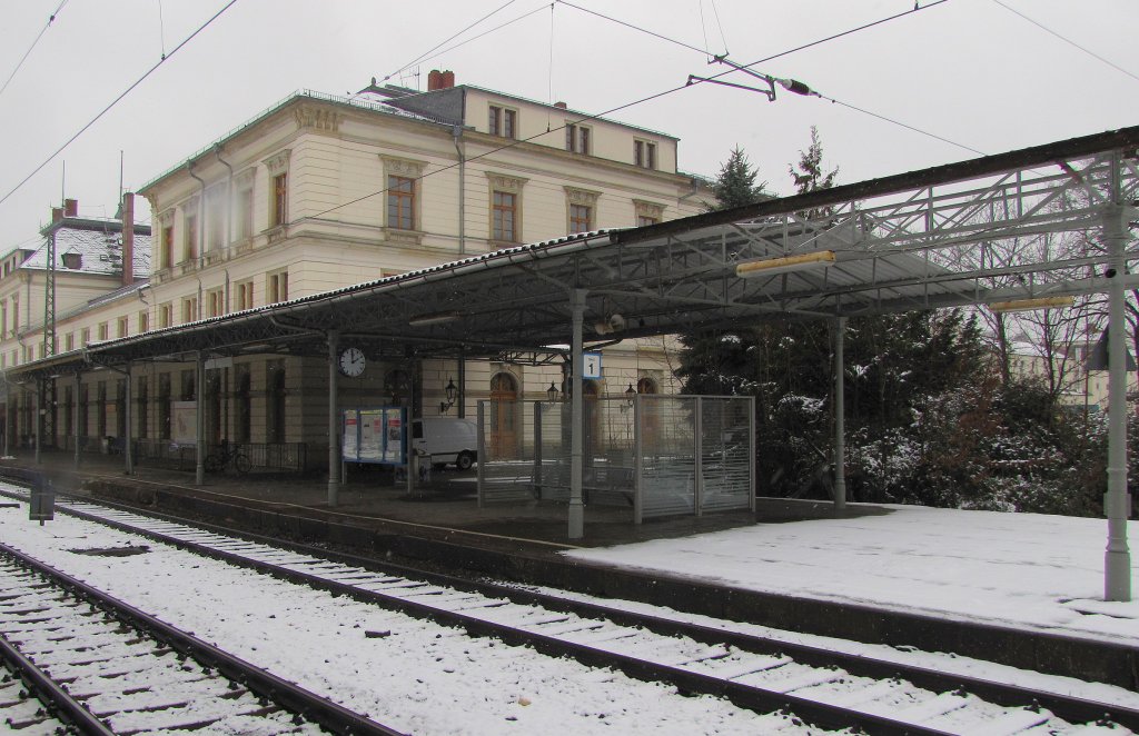 Bahnsteig 1 mit dem Empfangsgebude in Altenburg; 24.01.2011