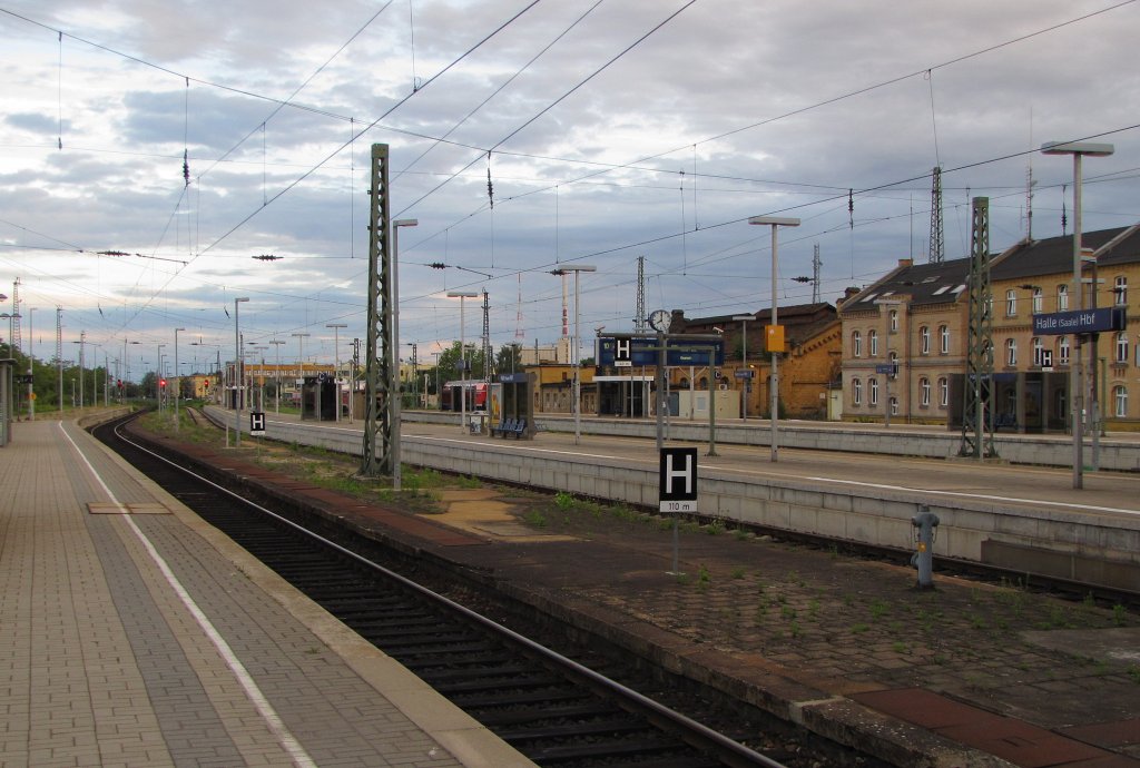 Bahnsteig 10 und 9 in Halle (S) Hbf; 09.08.2011