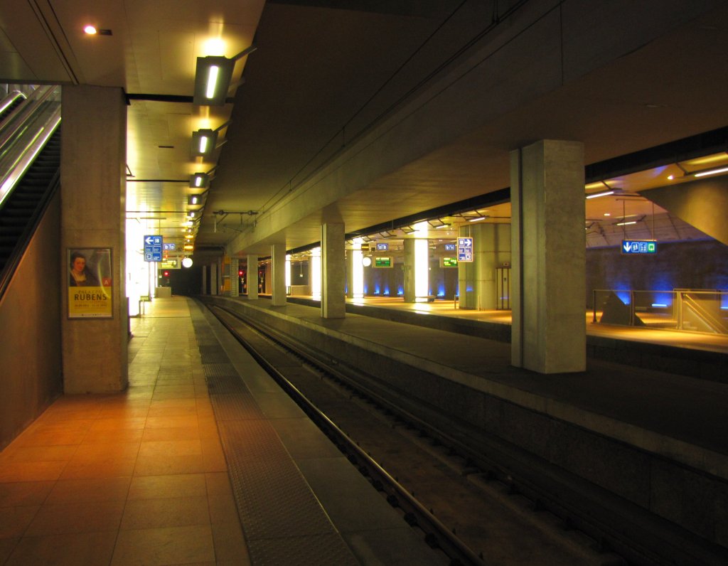 Bahnsteig 13 in Antwerpen Centraal am 22.11.2011.