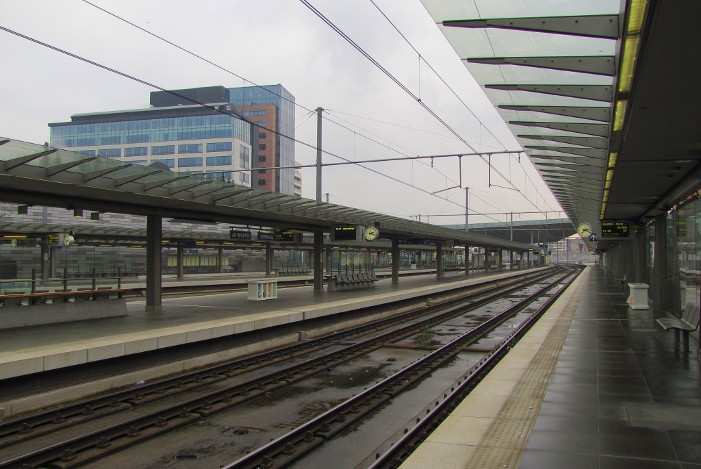 Bahnsteig 2 und 1 in Antwerpen Centraal; 23.11.2011