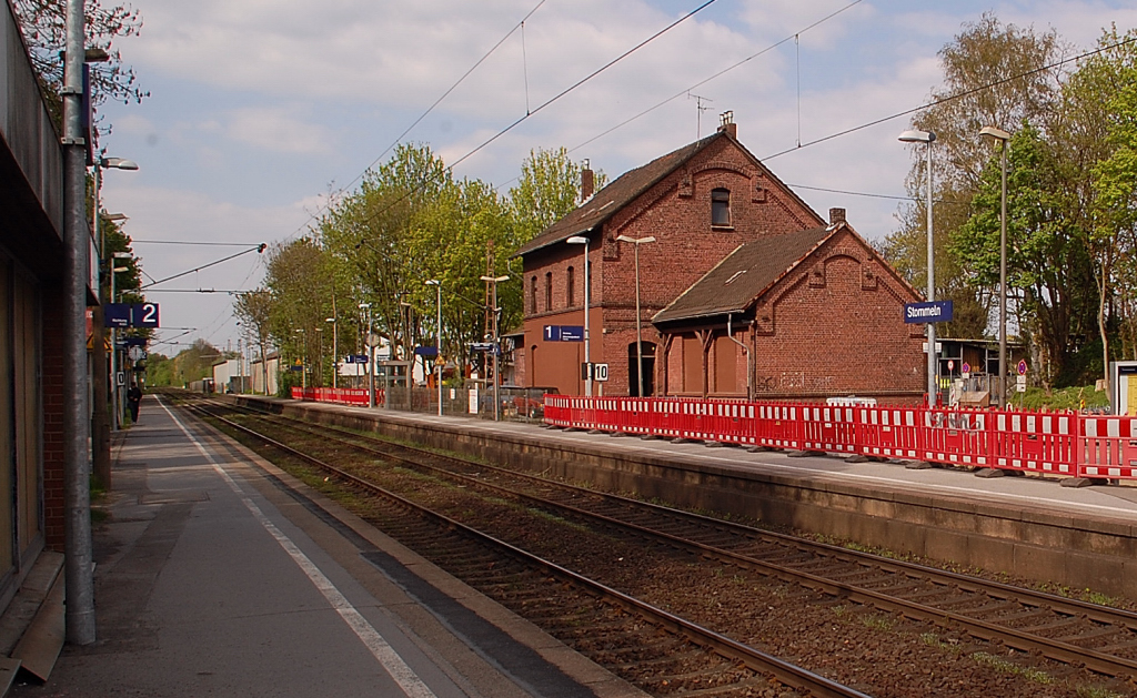 Bahnsteig 2 und Bahnsteig 1 mit Bauzaun und altem Bahnhofsgebude aus der Zeit als die Strecke gebaut wurde. 17.4.2011