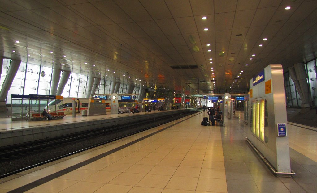 Bahnsteig 2 mit Gleis 6 und 7 in Frankfurt (M) Flughafen Fernbf; 22.12.2010