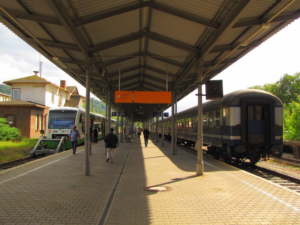 Bahnsteig 3 und 4 im Bf Meiningen. Auf Gleis 4 steht der Leerpark des FD 88287  Harald Heydecke  aus Frankfurt (M) Sd; 04.09.2010