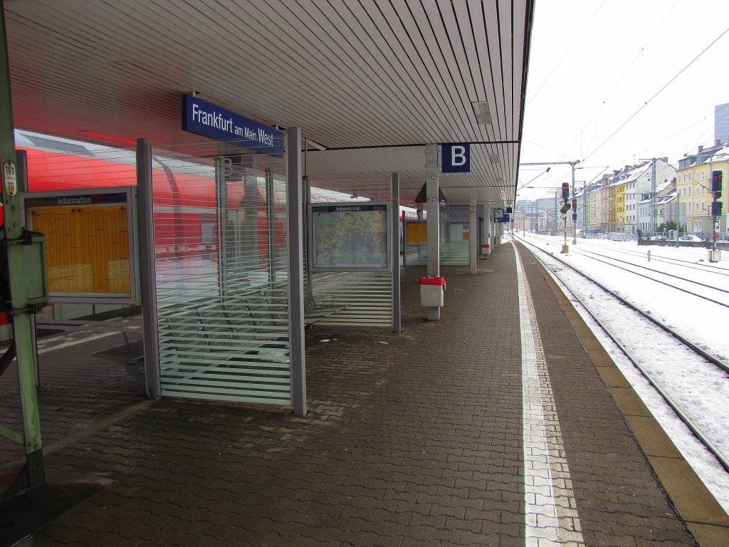Bahnsteig 4 und 5 in Frankfurt (M) West; 22.12.2010