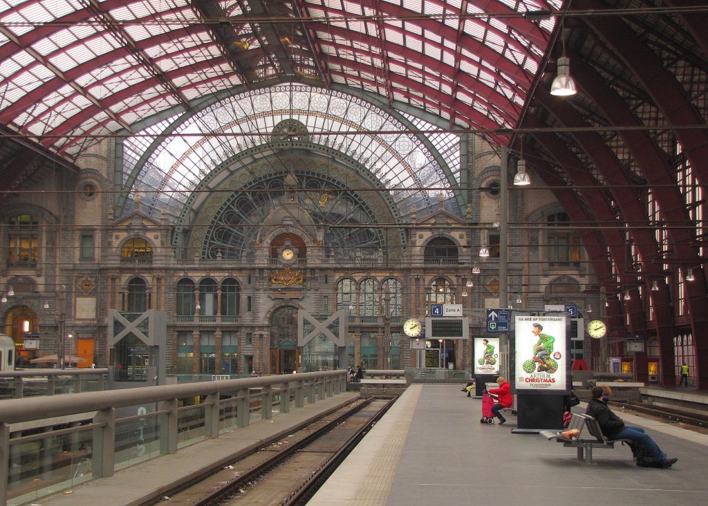 Bahnsteig 4 in Antwerpen Centraal am 23.11.2011.