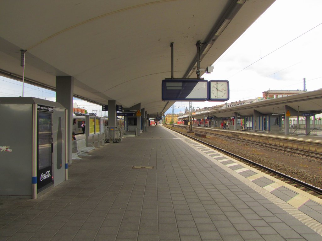 Bahnsteig 4 in Koblenz Hbf. Hier hlt hauptschlich der Fernverkehr in Richtung Mainz; 10.07.2012