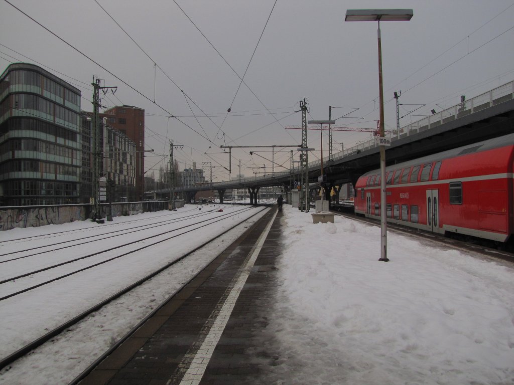 Bahnsteig 5 und 4 + S-Bahn in Frankfurt (M) West. Im Hintergrund sieht man das berfhrungsviadukt Richtung Rdelheim; 22.12.2010