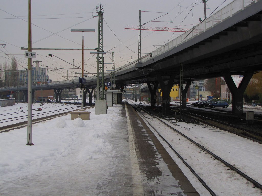 Bahnsteig 5 und 4 in Frankfurt (M) West; 22.12.2010