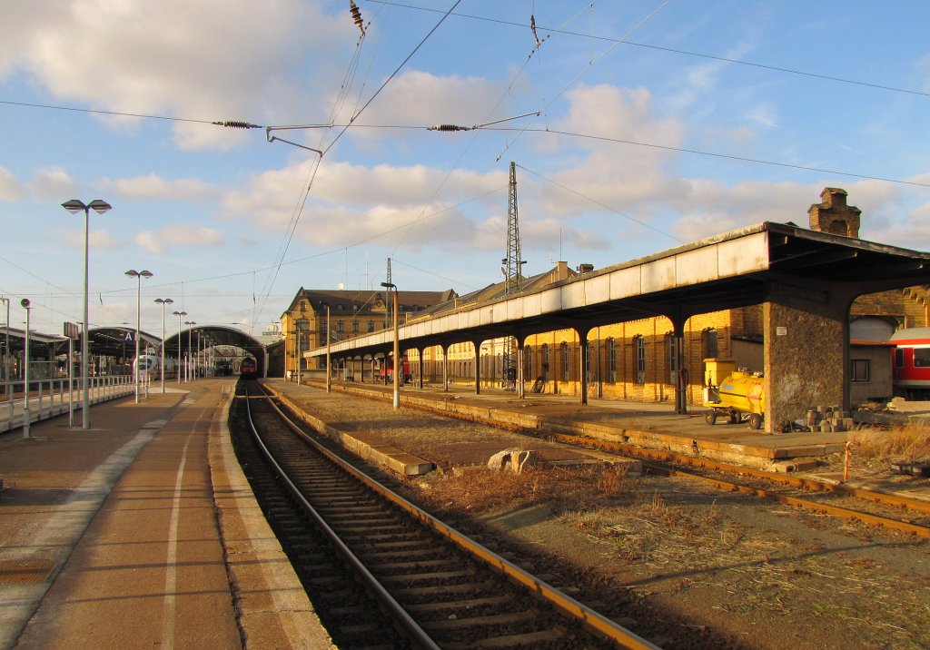 Bahnsteig 6 in Halle (S) Hbf; 20.02.2012