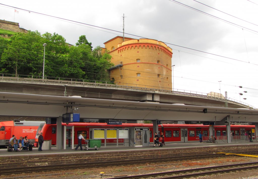 Bahnsteig 8 in Koblenz Hbf am 10.07.2012. Wer kann mir sagen, wie dieses turmartige Gebude im Hintergrund heit?