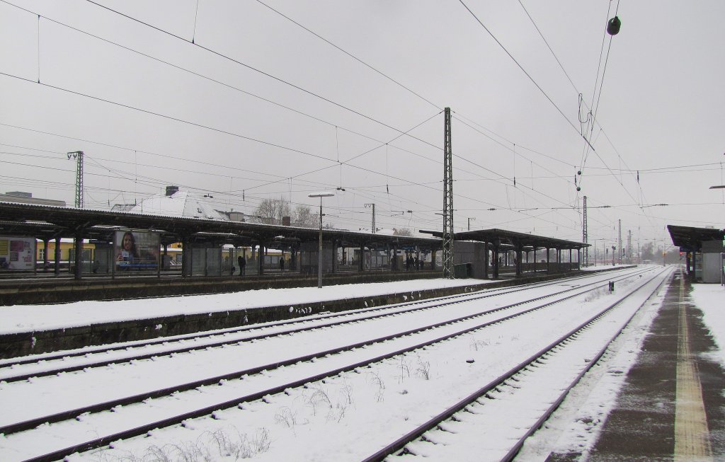 Bahnsteig 9 und 10 in Frankfurt (M) Hchst; 20.12.2011