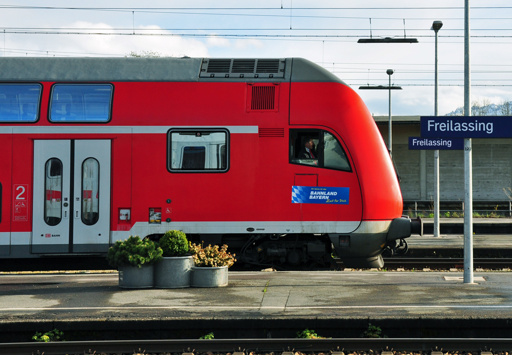 Bahnsteig am Bahnhof Freilassing im  Bahnland Bayern  - 24.04.2012