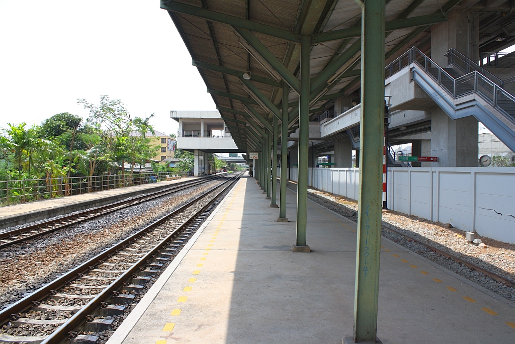 Bahnsteig des Bf. Lat Krabang, Blickrichtung Bangkok, am 10.Mrz 2012.