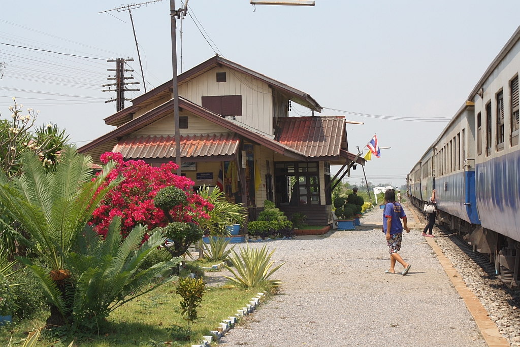 Bahnsteig der Khoke Katiem Station, Blickrichtung Chiang Mai, am 13.März 2012.