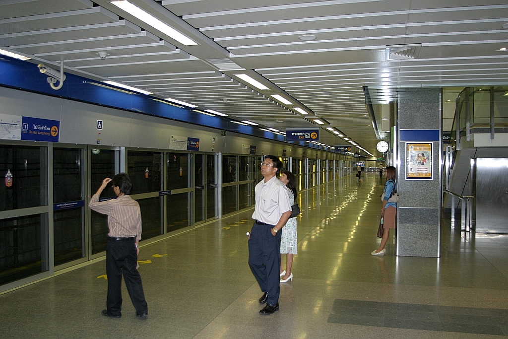 Bahnsteig der MRT-Haltestelle Chatuchak Park (BL13) am 22.Mai 2007.