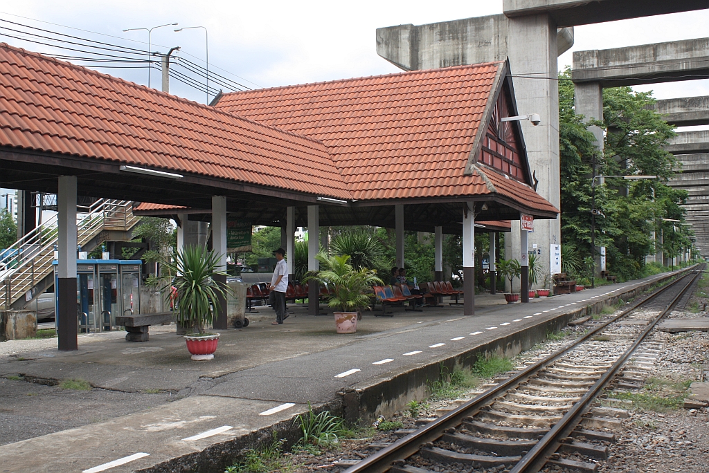 Bahnsteig Richtung Hua Lamphong des Bf. Bang Khen in Richtung Hua Lamphong am 11.Juni 2011.