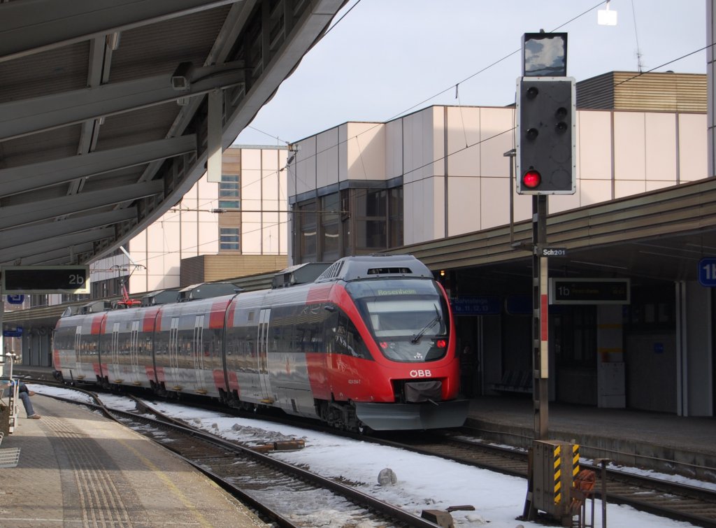 Bahnsteigatmosphre... Ein Talent steht am 8.2.2010 als Regionalzug aus Telfs-Pfaffenhofen zur Weiterfahrt nach Rosenheim im Bahnhof Kufstein bereit. 