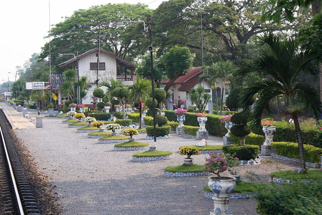 Bahnsteigbereich des Bf. Noen Makok, Blickrichtung Bangkok, am 13.Mrz 2012. 

