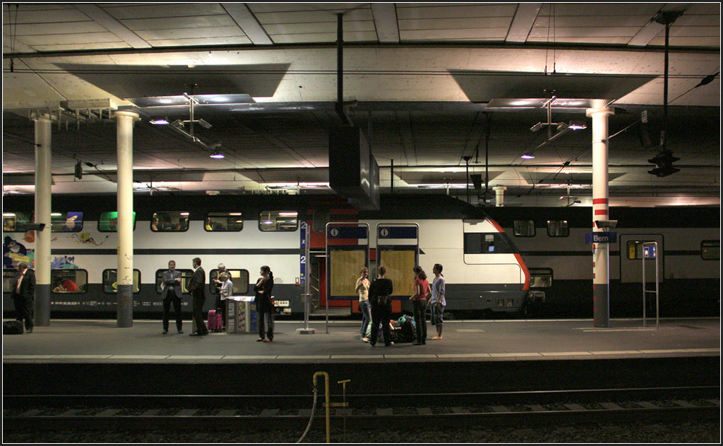 Bahnsteigbereich im Halbdunkel - 

Der Hauptbahnhof von Bern ist in weiten Teilen überbaut. Die Situation hat ihren eigenen Reiz. 

21.06.2013 (M)