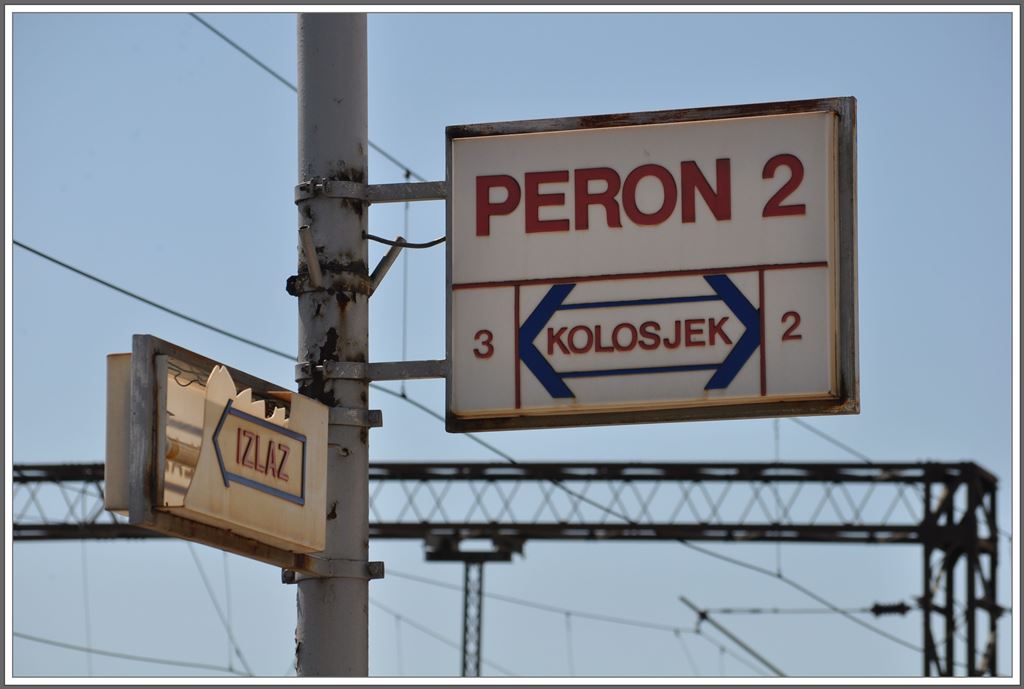 Bahnsteigbeschilderung in Knin. (01.07.2013)