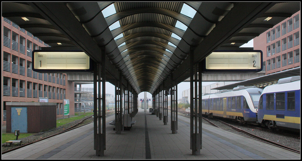 Bahnsteigbild - 

Bahnhof Wilhelmshaven. Von hier fährt täglich nur ein Zug nach Oldenburg und zurück. Ansonsten gibt es Schienenersatzverkehr auf dieser Verbindung. Stündliche Züge verkehren über Sande nach Esens. 

17.11.2012 (M)